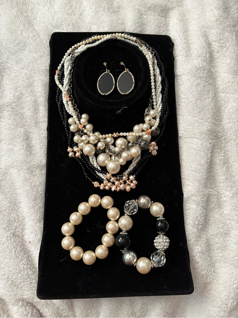 Multicoloured pearl jewelry set comes